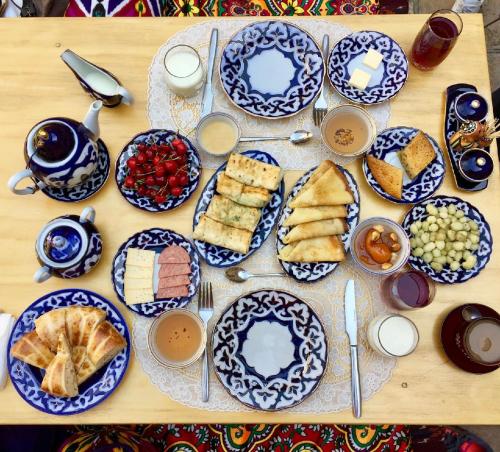 Makanan di atau berdekatan rumah tamu ini