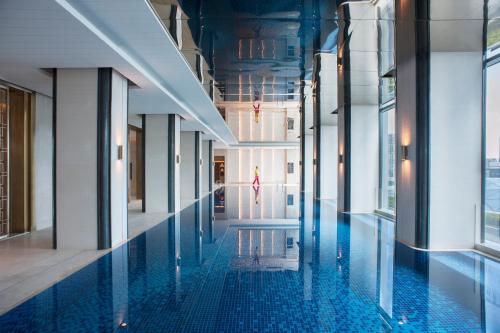 un pasillo con piscina en un edificio en Shangri-La Yuanqu, Suzhou, en Suzhou