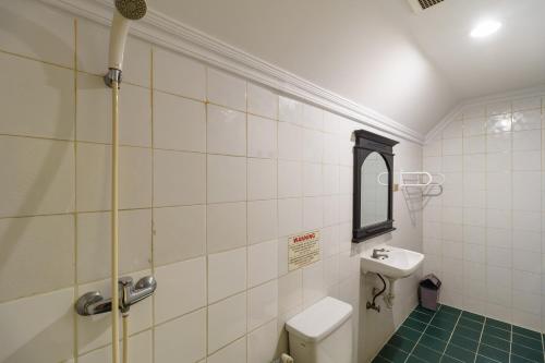 Koupelna v ubytování RedDoorz Plus near Ancol