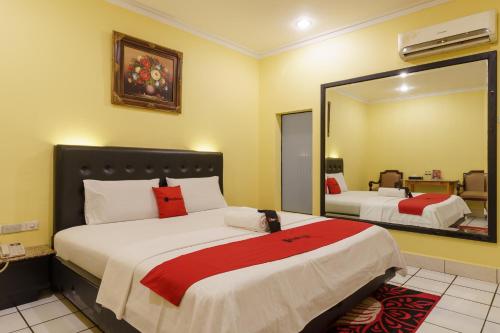 Tempat tidur dalam kamar di RedDoorz Plus near Ancol