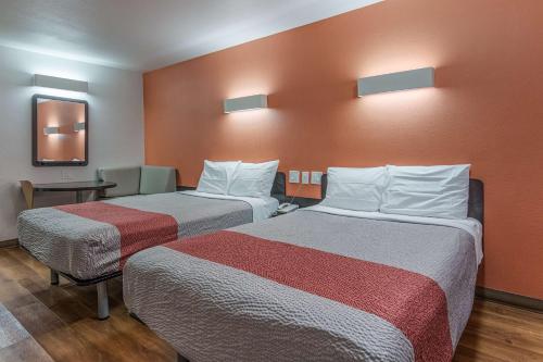 Ένα ή περισσότερα κρεβάτια σε δωμάτιο στο Motel 6-Texarkana, AR