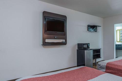 Μια τηλεόραση ή/και κέντρο ψυχαγωγίας στο Motel 6-Texarkana, AR