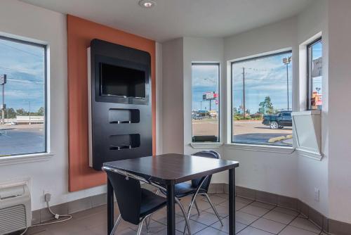 Μια τηλεόραση ή/και κέντρο ψυχαγωγίας στο Motel 6-Texarkana, AR