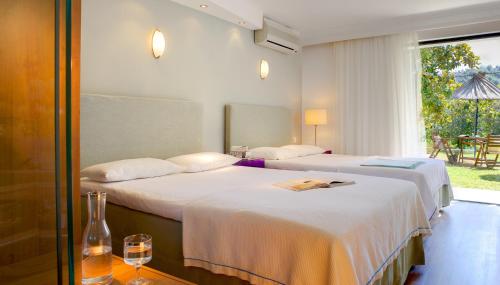 Tempat tidur dalam kamar di Kamari Beach Hotel