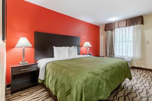 เตียงในห้องที่ Quality Inn & Suites