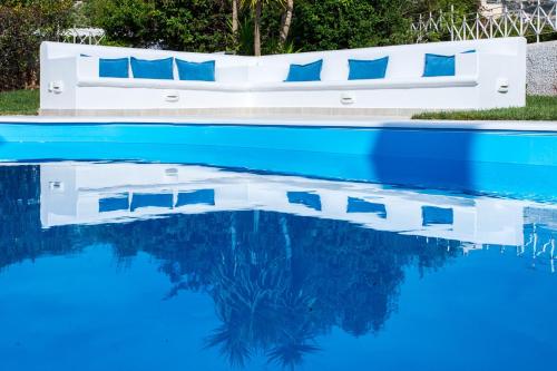 The swimming pool at or close to Sarwnisland