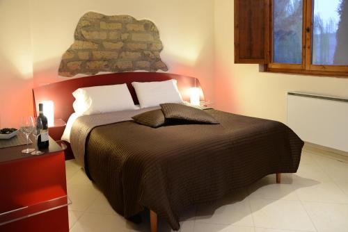 1 dormitorio con 1 cama grande y 2 lámparas. en Podere Assolatina Agriturismo en San Casciano dei Bagni