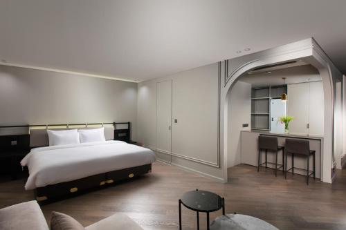 Un pat sau paturi într-o cameră la SR Suites Bundang