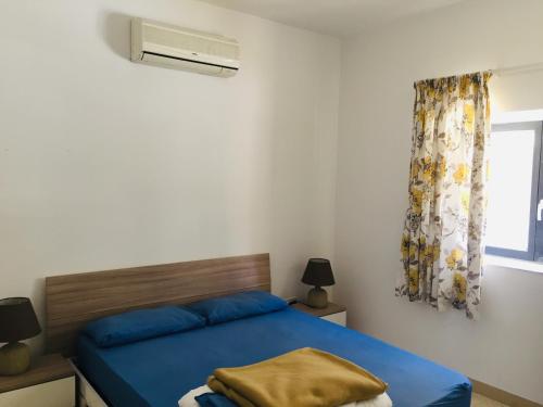 Een bed of bedden in een kamer bij Seaview Apartments
