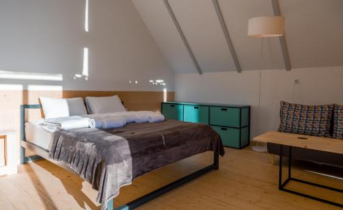 ein Schlafzimmer mit einem Bett mit einem blauen Schrank und einem Tisch in der Unterkunft Kazbegi View in Kazbegi