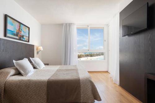Postel nebo postele na pokoji v ubytování Hotel Palia Sa Coma Playa