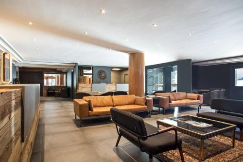a living room with couches and a table at Abba Xalet Suites Hotel in Sispony