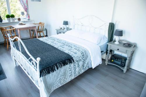 
Een bed of bedden in een kamer bij Studio Stee van Ypey
