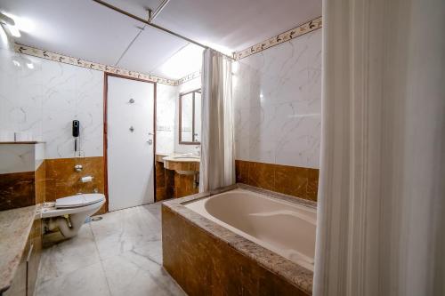Kylpyhuone majoituspaikassa LMB Hotel City Centre, Jaipur