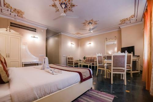 Postel nebo postele na pokoji v ubytování LMB Hotel City Centre, Jaipur