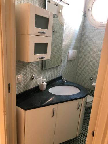 uma casa de banho com um lavatório e um espelho em Casa lux em Rimini