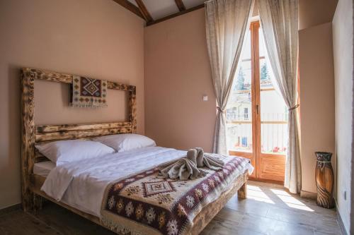una camera con un letto e una grande finestra di RAS a Trebinje