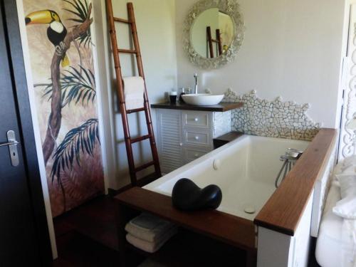 un baño con bañera y espejo en villa les falaises, en Berneval-le-Grand