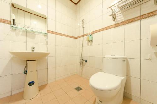 墾丁的住宿－墾丁南海旅店，一间带卫生间和水槽的浴室