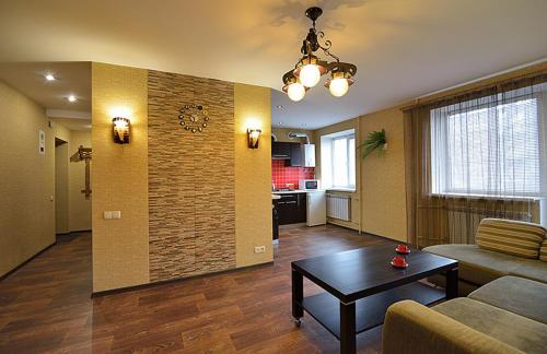 uma sala de estar com um sofá e uma mesa em Квартира на пр. Яворницкого em Dnipro