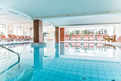 בריכת השחייה שנמצאת ב-Ringhotel Teutoburger Wald או באזור