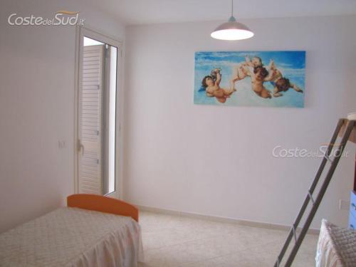 una habitación con una pintura colgada en la pared en Maldive in Salento, en Torre Pali