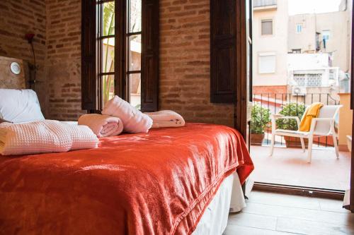 Un dormitorio con una cama y una ventana grande. en Àmfores Boutique Guest House, en Barcelona