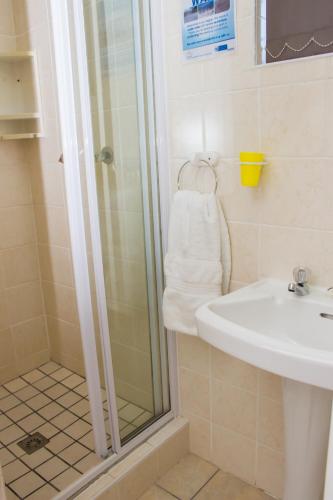 a bathroom with a sink and a shower at Helderzicht Self-Catering in Brackenfell
