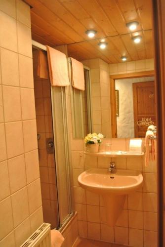 a bathroom with a sink and a mirror at Hotel Gastgeb in Essen