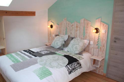 Кровать или кровати в номере Gîte le Cerf Volant
