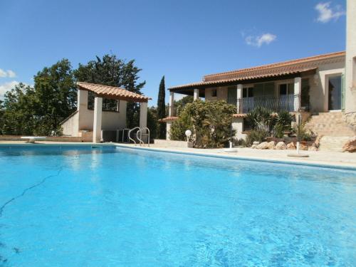 a large swimming pool in front of a house at Lorgues, La Tourelle, immense piscine, plongeoir, vue, au grand calme in Lorgues