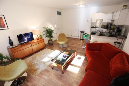 sala de estar con sofá rojo y mesa en 3beds/2baths in Oxford Circus, en Londres