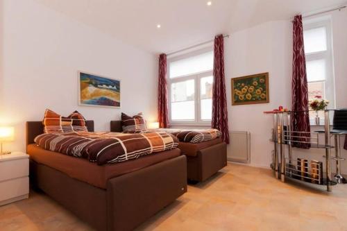 1 dormitorio con 2 camas y ventana en Private Apartment, en Hannover