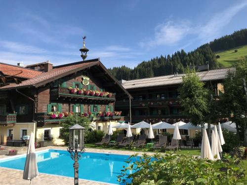 Bazén v ubytování Hotel Unterhof nebo v jeho okolí