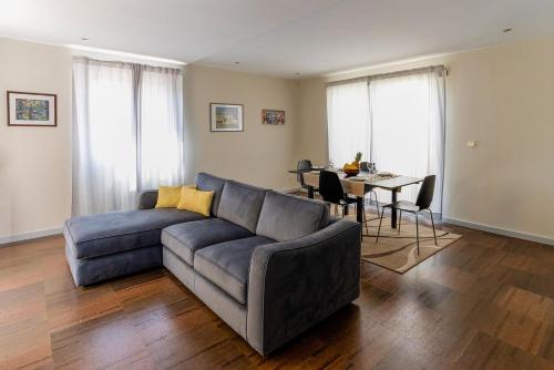 a living room with a blue couch and a table at Porto Gaia City House by MP in Vila Nova de Gaia