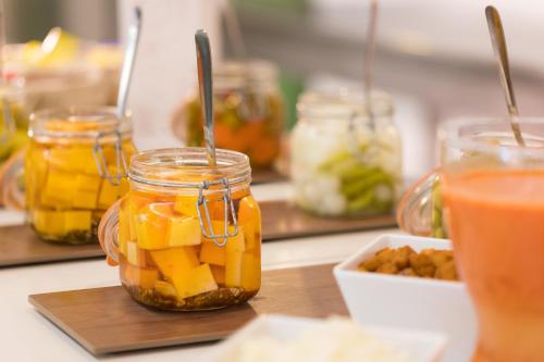 una tavola ricoperta di barattoli di frutta e noci sottaceti di htop Planamar #htopEnjoy a Malgrat de Mar