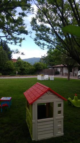 a small dog house with a red roof in a yard at B&B Villa dei Sogni in Eboli