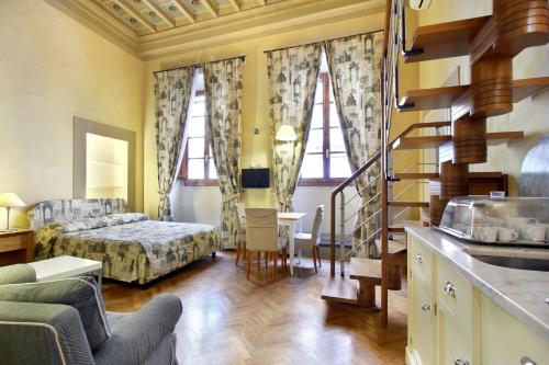 ein Schlafzimmer mit einem Bett und einer Treppe in einem Zimmer in der Unterkunft Piccolo Residence Apart-Hotel in Florenz