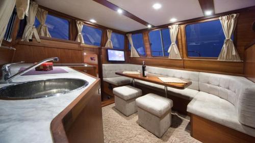 a bathroom with a sink and a tub in a boat at Nautiner 40.3 in Wilkasy