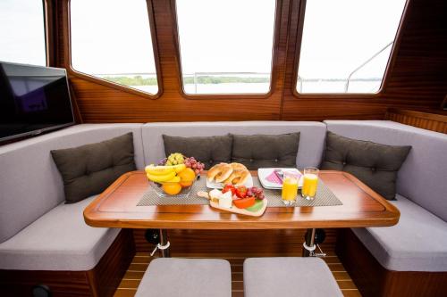 stolik z tacą z jedzeniem i napojami na łodzi w obiekcie Nautiner 40.3 w mieście Wilkasy