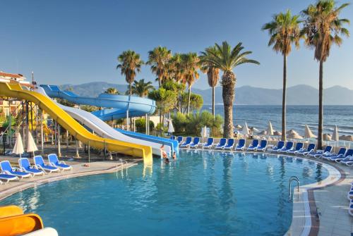 una piscina con tobogán en un complejo en Ephesia Holiday Beach Club, en Kusadasi