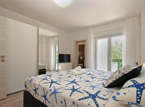 - une chambre avec un lit bleu et blanc et des oreillers dans l'établissement Villa Sisan 1866, à Šišan