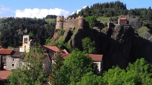un château perché au sommet d'une montagne dans l'établissement Le Petit Séguret, au Puy-en-Velay