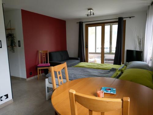 Zimmer mit einem Bett, einem Tisch und einem Sofa in der Unterkunft Studio de vacances in Travers