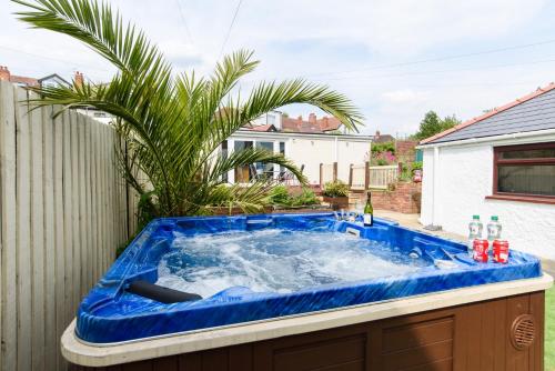 City Retreat, Spacious 4 Bed House, Games Room, Parking, Hot Tub & BBQ photo 17