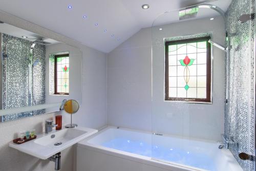 City Retreat, Spacious 4 Bed House, Games Room, Parking, Hot Tub & BBQ photo 16