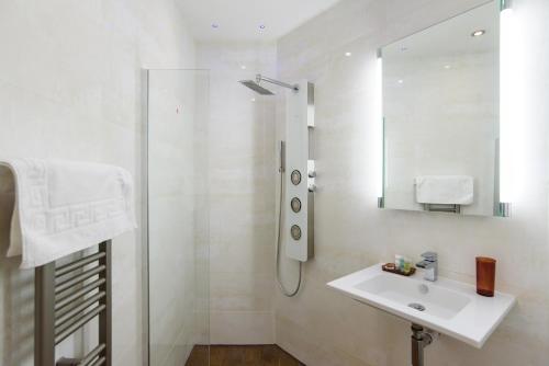 City Retreat, Spacious 4 Bed House, Games Room, Parking, Hot Tub & BBQ photo 13