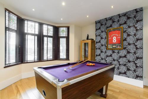 A billiards table at City Retreat, Spacious 4 Bed House, Games Room, Parking, Hot Tub & BBQ