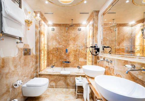 a bathroom with two sinks and a tub at Monaco & Grand Canal in Venice