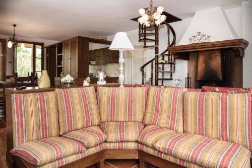 a living room with a couch in a kitchen at Casa Ermo Colle in Sant'Ermo
